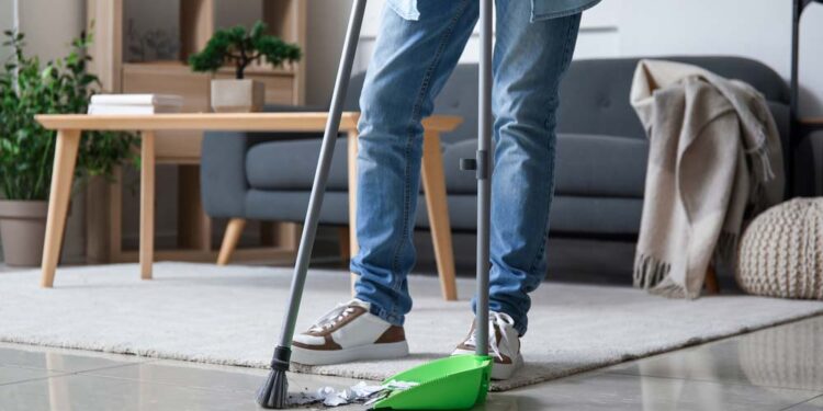 O motivo pelo qual muitas pessoas evitam varrer depois que as visitas vão embora, segundo a tradição