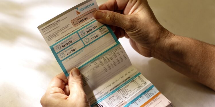 Prepare os bolsos: conta de luz vai chegar cara em novembro e a "culpa" é da natureza