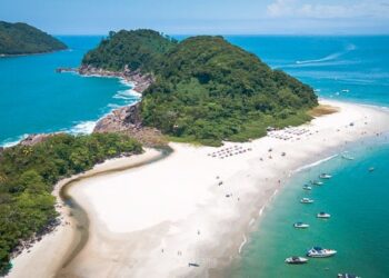 Grande e com o mar calmo: praia no litoral de SP está fazendo sucesso e virou uma das queridinhas para 2026