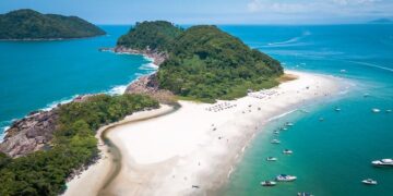 Grande e com o mar calmo: praia no litoral de SP está fazendo sucesso e virou uma das queridinhas para 2026