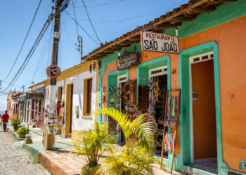 A cidadezinha do Brasil com casas coloniais: um lugar vibrante de arte, praia e boa energia