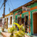 A cidadezinha do Brasil com casas coloniais: um lugar vibrante de arte, praia e boa energia