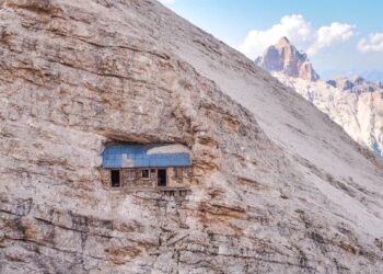 Casa isolada a 2.000 metros de altura fica no topo de uma montanha e é conhecida como um dos piores lugares para se viver