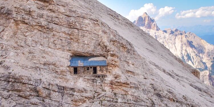 Casa isolada a 2.000 metros de altura fica no topo de uma montanha e é conhecida como um dos piores lugares para se viver