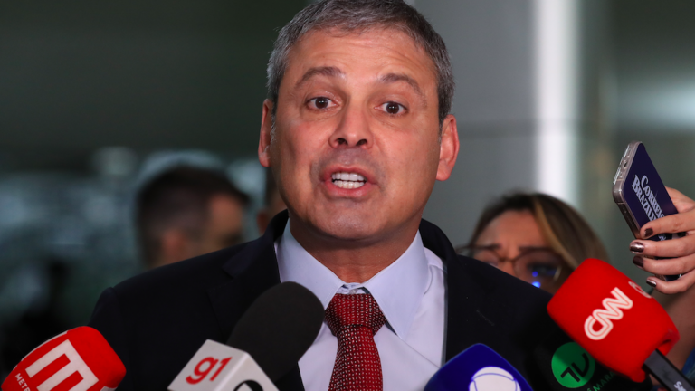 Líder do PT aponta 'imaturidade' no presidente da Câmara