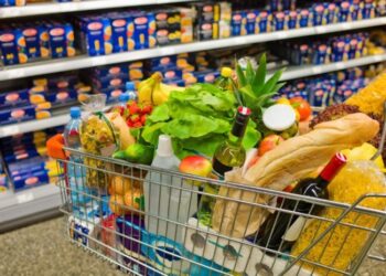 Cliente recebeu mais de R$ 1.000 após perceber que comprou alimento estragado no supermercado