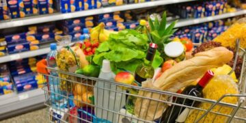 Cliente recebeu mais de R$ 1.000 após perceber que comprou alimento estragado no supermercado