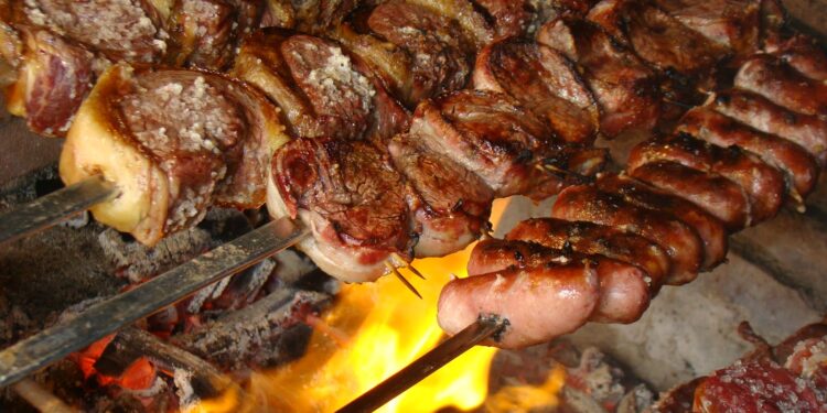 Barato e saboroso — o corte de carne que está dominando as churrasqueiras no Brasil