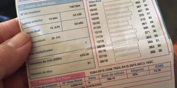 Brasileiros estão economizando mais de 20% na conta de energia com um truque simples e dentro da lei