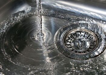 O motivo pelo qual você deveria se envergonhar de jogar água fervente na pia da cozinha