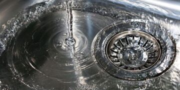 O motivo pelo qual você deveria se envergonhar de jogar água fervente na pia da cozinha