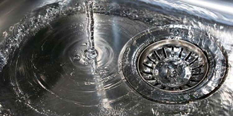 O motivo pelo qual você deveria se envergonhar de jogar água fervente na pia da cozinha