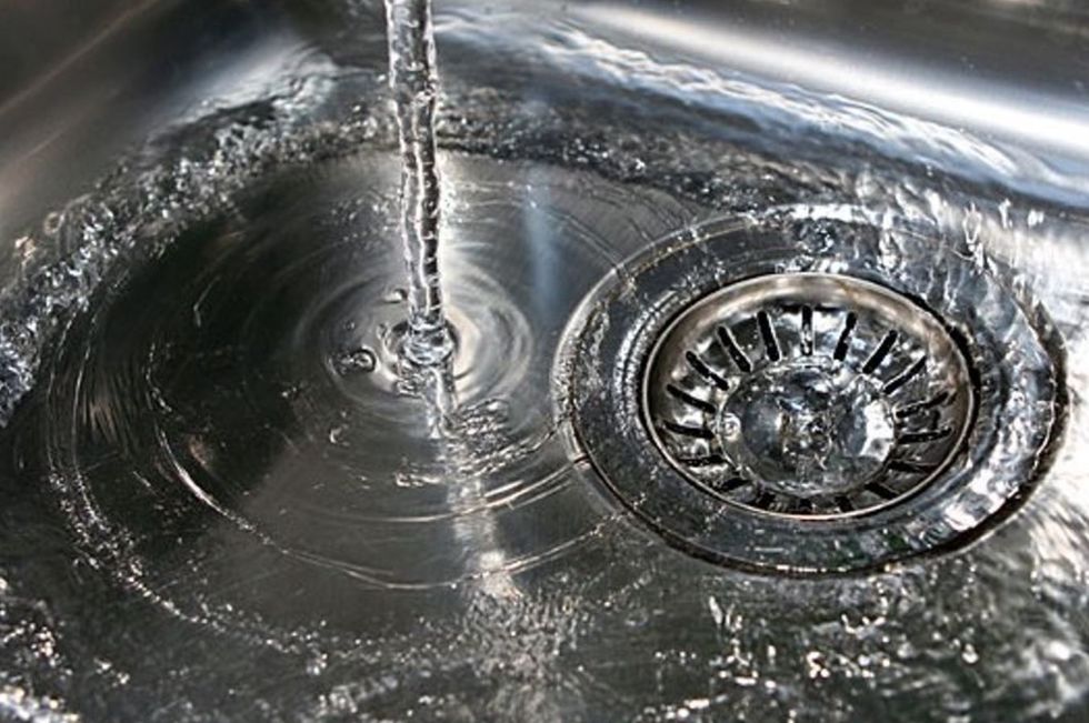 O motivo pelo qual você deveria se envergonhar de jogar água fervente na pia da cozinha