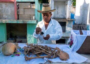 Nessa cidade de 10 mil habitantes, os mortos são desenterrados para um ritual