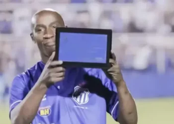 Atacante de 53 anos assinou contrato com time da elite do futebol e vai jogar no Brasil em 2026