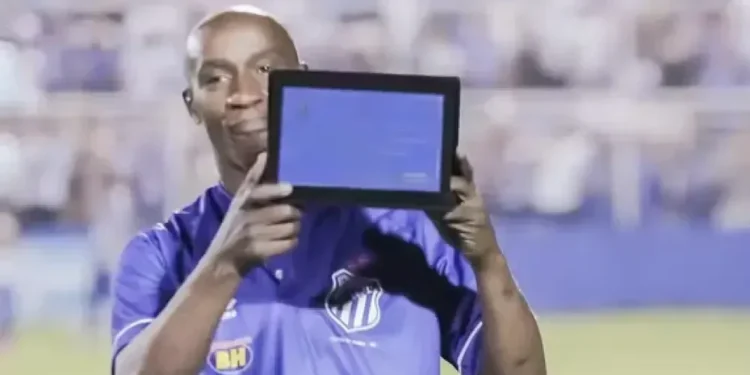 Atacante de 53 anos assinou contrato com time da elite do futebol e vai jogar no Brasil em 2026