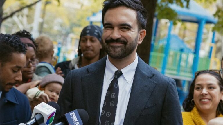 Bannon contesta cidadania de Mamdani