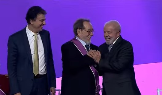 Lula condecora seu biógrafo e Janja (pela terceira vez)