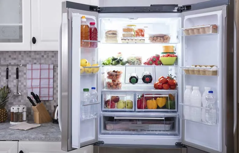 Item comum e barato da cozinha tem o “poder” de eliminar todo o mau cheiro da geladeira em minutos