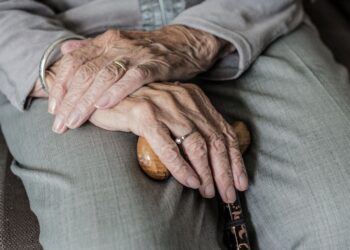 Criminosos miram aposentados: novo golpe faz vítimas entre idosos acima de 60 anos