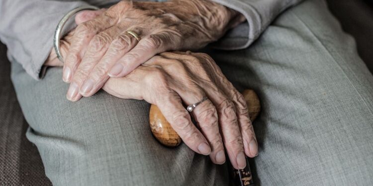 Criminosos miram aposentados: novo golpe faz vítimas entre idosos acima de 60 anos