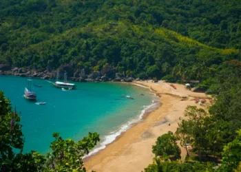Tão bonita quanto Fernando de Noronha, cidade do litoral de SP custa menos e encanta os turistas