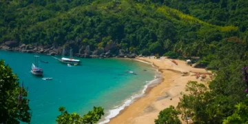 Tão bonita quanto Fernando de Noronha, cidade do litoral de SP custa menos e encanta os turistas