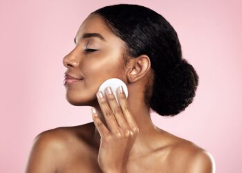 Produto queridinho das famosas promete pele impecável e custa pouco mais de R$ 40 no Brasil