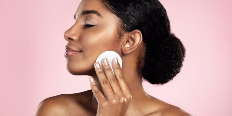 Produto queridinho das famosas promete pele impecável e custa pouco mais de R$ 40 no Brasil