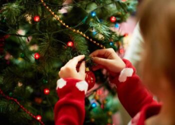 O que a psicologia diz sobre quem adora montar a árvore de Natal com antecedência