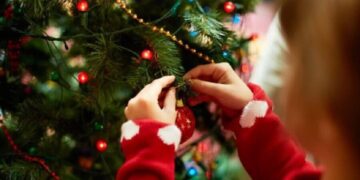O que a psicologia diz sobre quem adora montar a árvore de Natal com antecedência