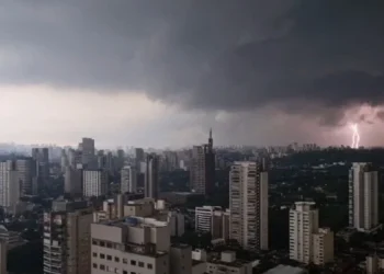 Alagamentos e quedas de árvores: 3 estados do Brasil devem se preparar para tempestades severas