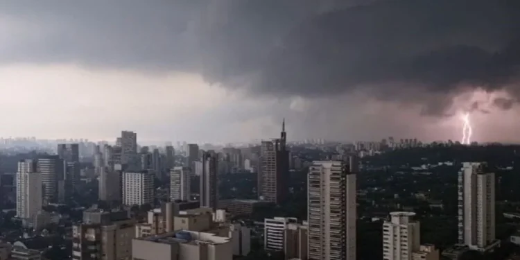 Alagamentos e quedas de árvores: 3 estados do Brasil devem se preparar para tempestades severas