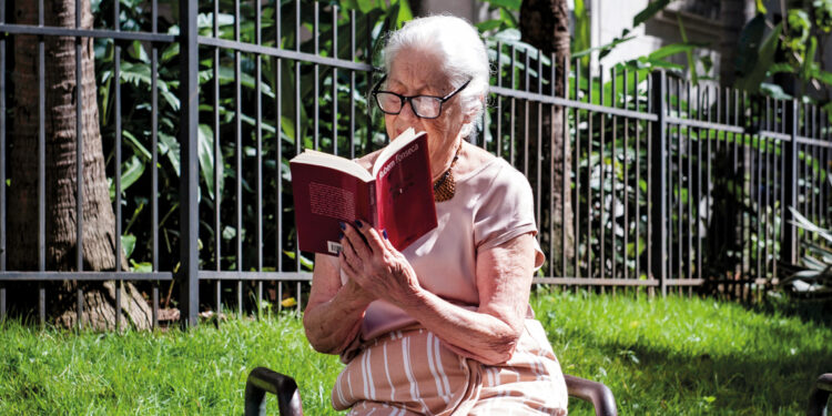 Nem todos sabem, mas existe uma lei que garante R$ 600 por mês para quem é idoso