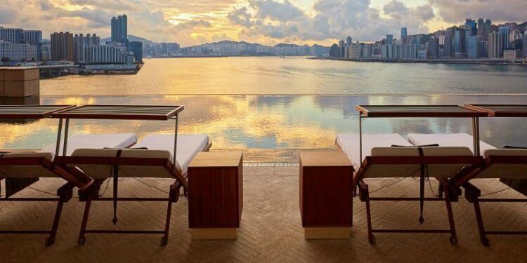 Melhor hotel do mundo tem mais de 400 quartos, piscina de 25 metros e uma vista de tirar o fôlego