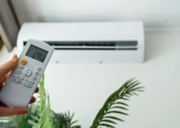 Nem 16 nem 18 graus: a temperatura que você deve colocar o ar-condicionado no verão para não gastar demais