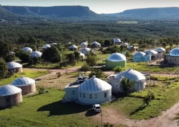 "Cidade de outro mundo": no interior do Brasil, moradores vivem como se já estivessem no futuro