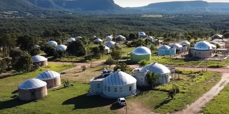 "Cidade de outro mundo": no interior do Brasil, moradores vivem como se já estivessem no futuro