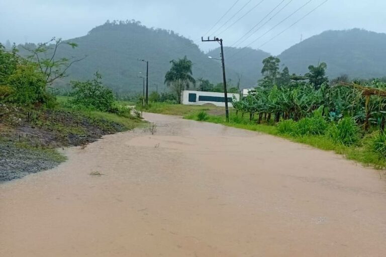 Carluxo não tem nada a dizer sobre as chuvas em SC?
