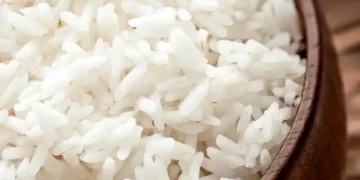 Guardar o arroz de um dia pro outro parece inofensivo, mas pode te fazer mal
