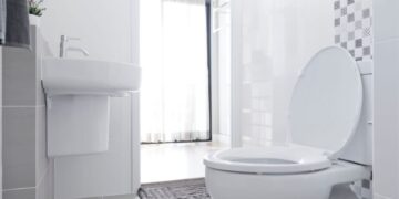 Despeje esta mistura de dois ingredientes da cozinha e veja seu vaso sanitário brilhar como se fosse novo