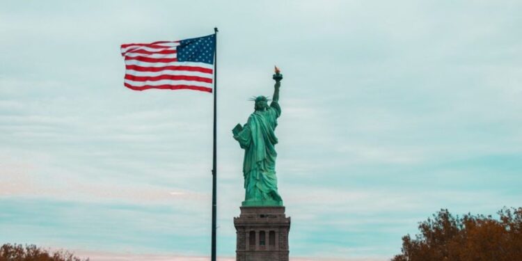 Trump endurece visto: agora pessoas com doença comum no Brasil podem ter entrada proibida nos EUA