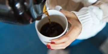 Risco de câncer faz brasileiros repensarem o hábito do "café quentinho"
