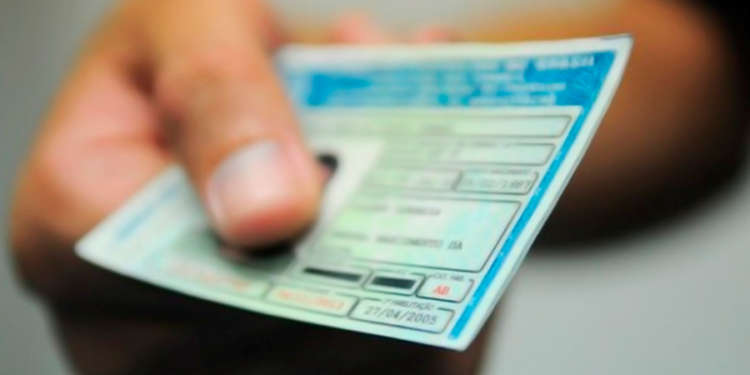 Erro "bobo" no trânsito brasileiro gera multa de mais de R$ 800 e suspensão da carteira de motorista