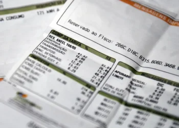 Quem recebe Bolsa Família agora está livre de pagar 2 contas que sufocavam a conta bancária