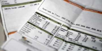 Quem recebe Bolsa Família agora está livre de pagar 2 contas que sufocavam a conta bancária