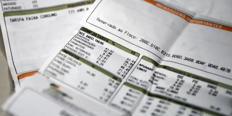 Quem recebe Bolsa Família agora está livre de pagar 2 contas que sufocavam a conta bancária