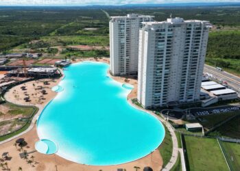 Maior piscina do Brasil fica em cidade famosa pelo calor — tem 275 metros de comprimento e mais de 3 metros de profundidade