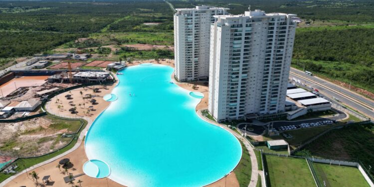 Maior piscina do Brasil fica em cidade famosa pelo calor — tem 275 metros de comprimento e mais de 3 metros de profundidade