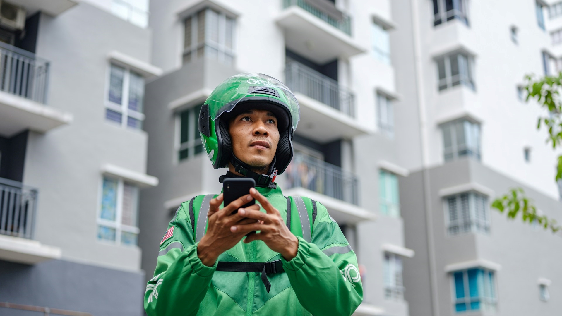 Fim da discussão: nova lei define se motoboys devem subir de elevador para fazer a entrega